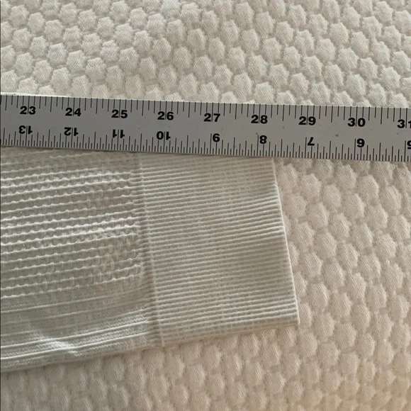 Lululemon Engineered Warmth Jogger. Size: 8 - Picture 17 of 17